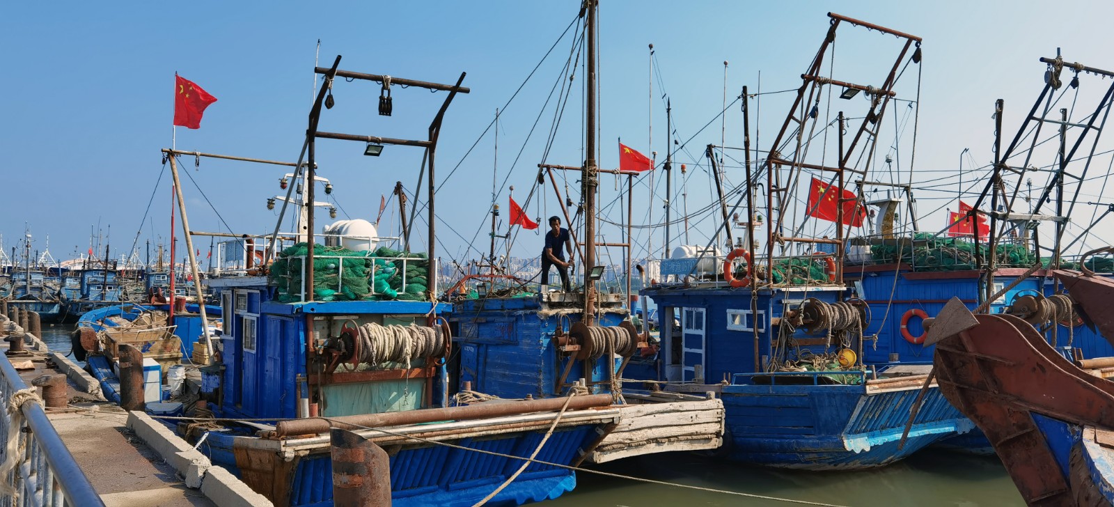 12点,捕捞渔船陆续从新区各渔港码头驶离,撒网开捕