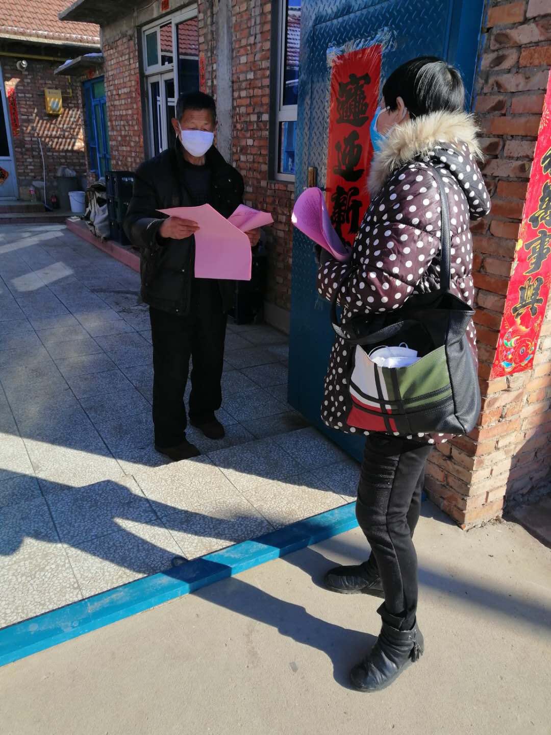 日前,汉沽街道大王瞿阝村开展了禁毒宣传进乡村活动,引导农民群众践行