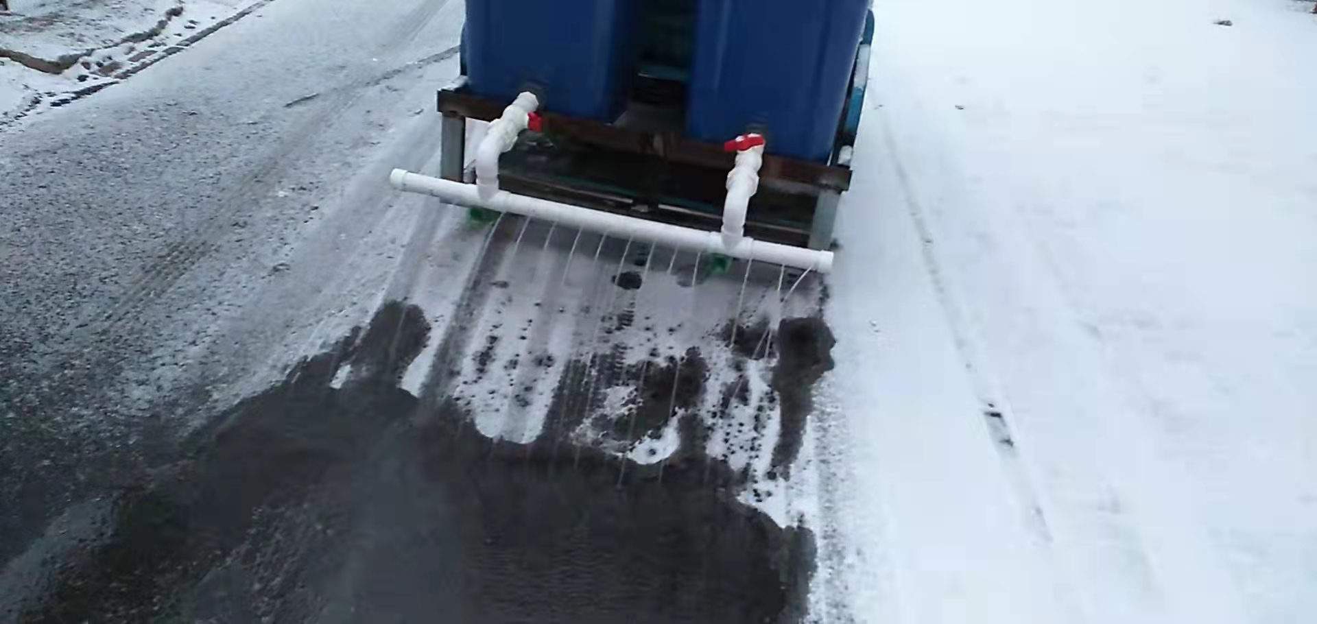 换代垃圾车变身融雪 利器 汉沽街道背街小巷融雪作业出 新招 换代垃圾车变身融雪 利器 汉沽街道背街小巷融雪作业出 新招