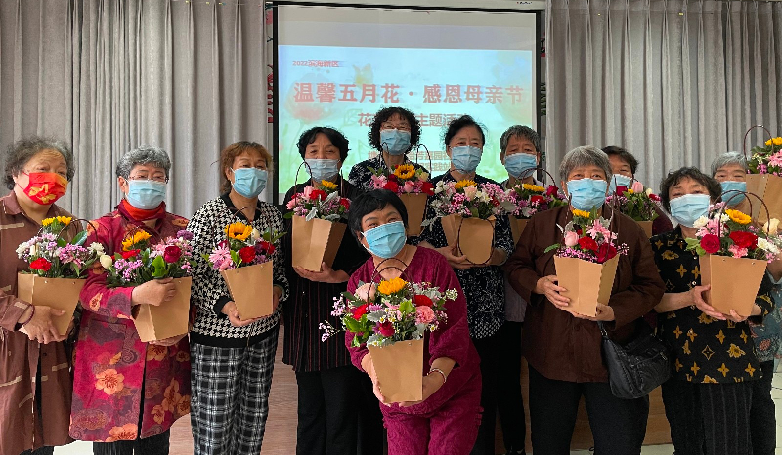 塘沽街道贻芳嘉园社区开展温馨五月花感恩母亲节花艺培训活动