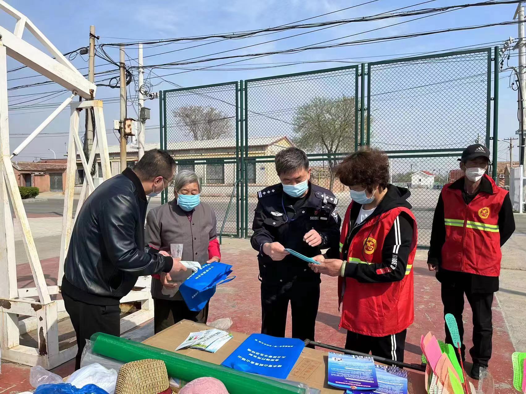 汉沽街道大王瞿阝村田间地头防诈骗走村入户广宣传