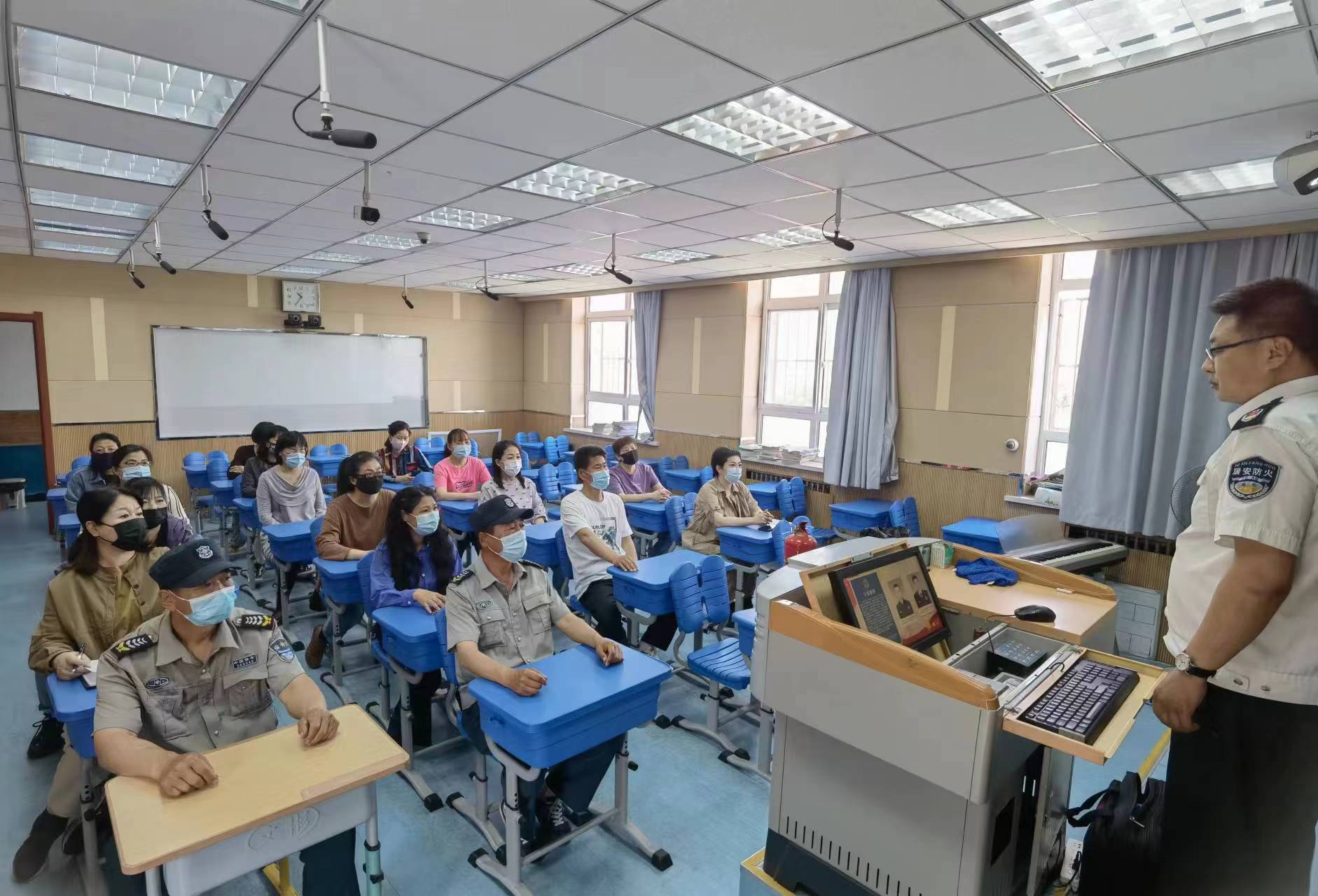 汉沽街道田华里社区联合天津居安应急技术有限公司来到大田小学开展
