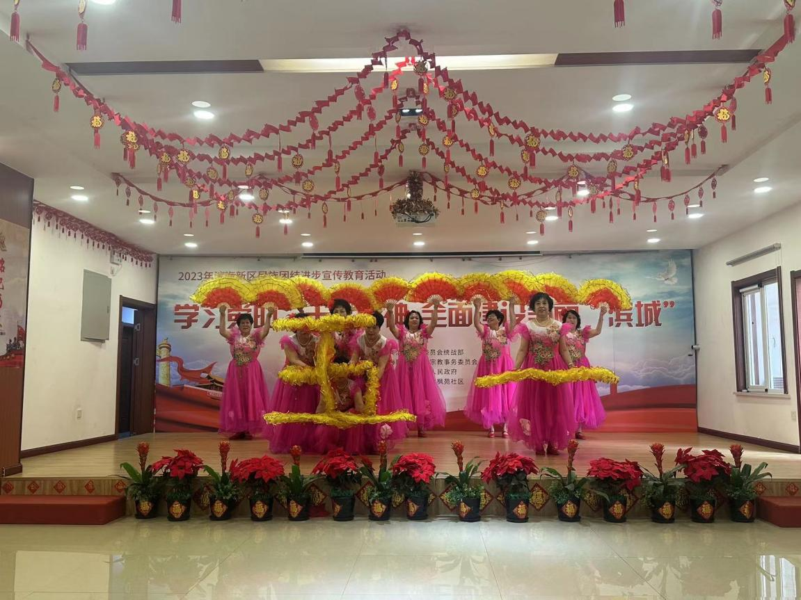 新城镇紫枫苑社区开展奉献我争先劳动最光荣五一文艺汇演