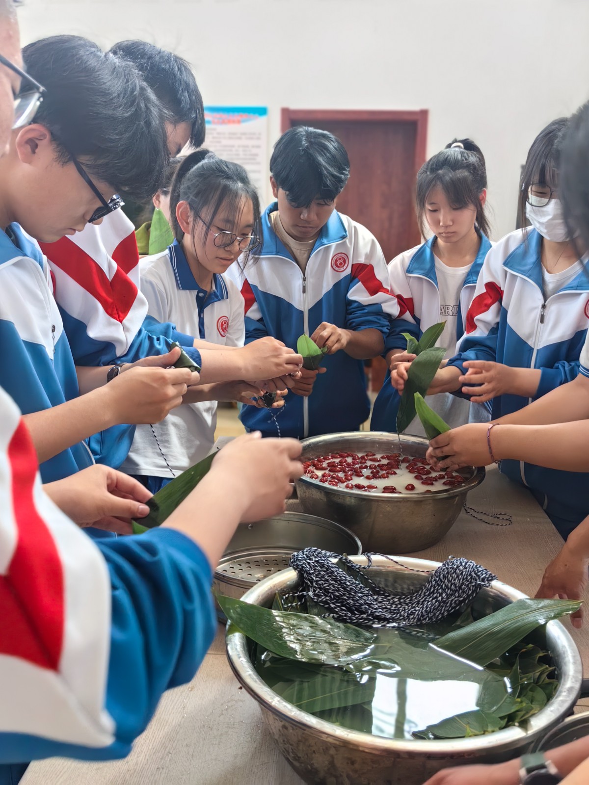 迎端午社区包粽子活动 1687003941499040060.jpg?h=1600&w=1200