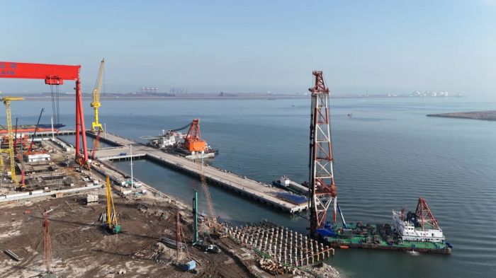 中交一航局一公司第十二项目部天津海洋工程装备制造基地建设项目码头工程(二期)第一根方桩正式开打
