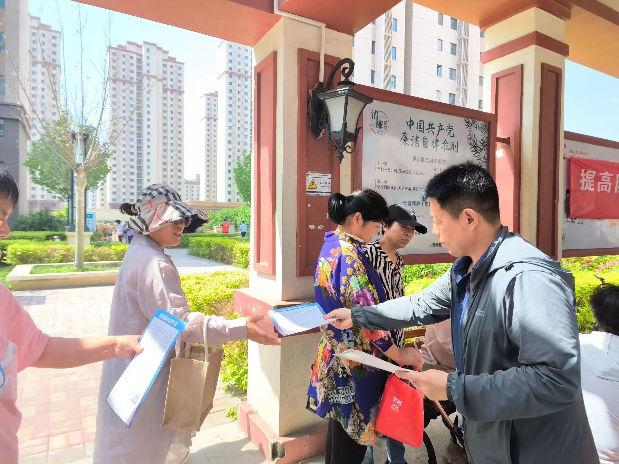 北塘街道欣康苑社区开展防范电信网络诈骗宣传活动